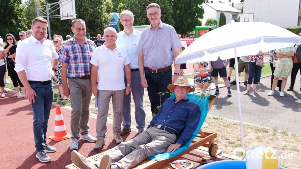 Nach 36 Jahren geht Hausmeister Franz Kral in den Ruhestand. Mit einem &quot;Wohlfühlpaket&quot; mit Liege, Sonnenschirm und Plantschbecken wird ihm der Abschied erleichtert. Im Bild (von links) Bürgermeister Peter Neumeier, Konrektor Manfred Bösl, Rektor Siegfried Seeliger, die beiden weiteren Bürgermeister der VG, Franz Grabinger und Hans Prechtl. Bild: mab