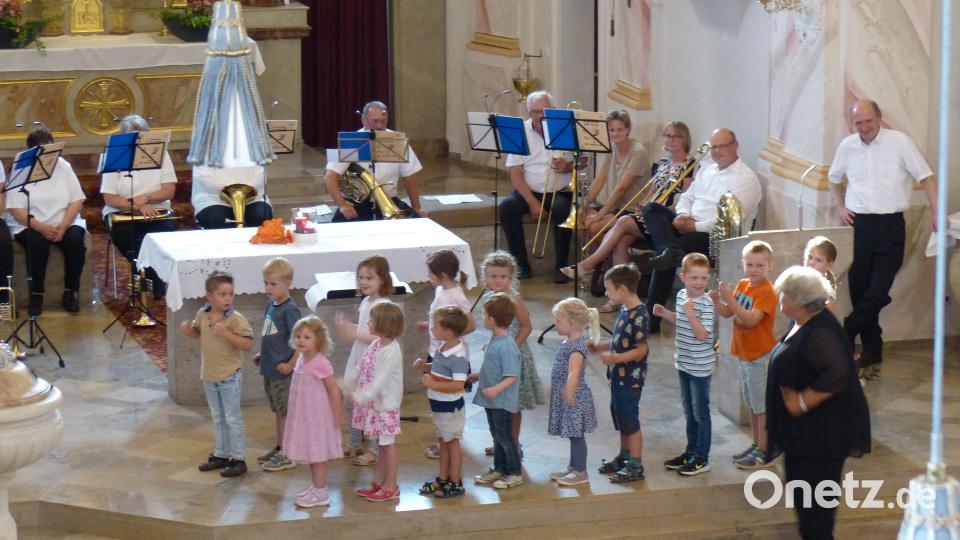 Spielerisch präsentierte der Kindergartenchor seine Lieder Bild: hme