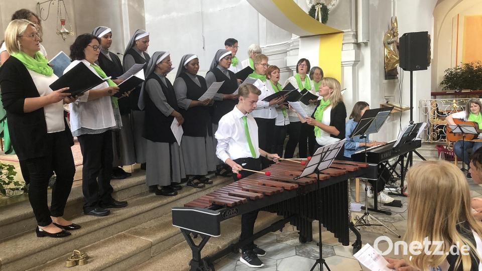 Kurz vor Ende des Gottesdienstes wurde der Singkreis Cantiamo von den Assisi-Schwestern verstärkt. Bild: wro