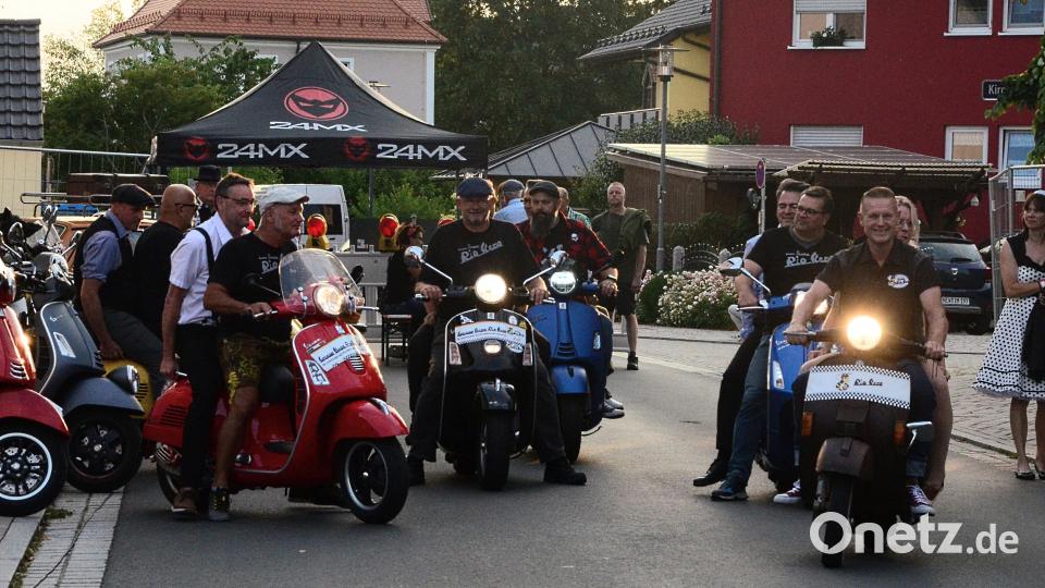 Die &quot;Boogie-Tones&quot; werden mit der Vespa zur Bühne gefahren. Bild: Kunz