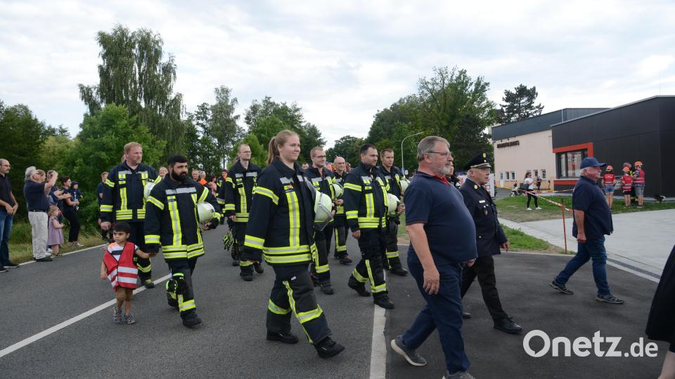 Die Führung der Oberwildenauer Wehr und Bürgermeister Sebastian Hartl (auch in Feuerwehruniform) ziehen ins neue Feuerwehrhaus ein. Bild: bey