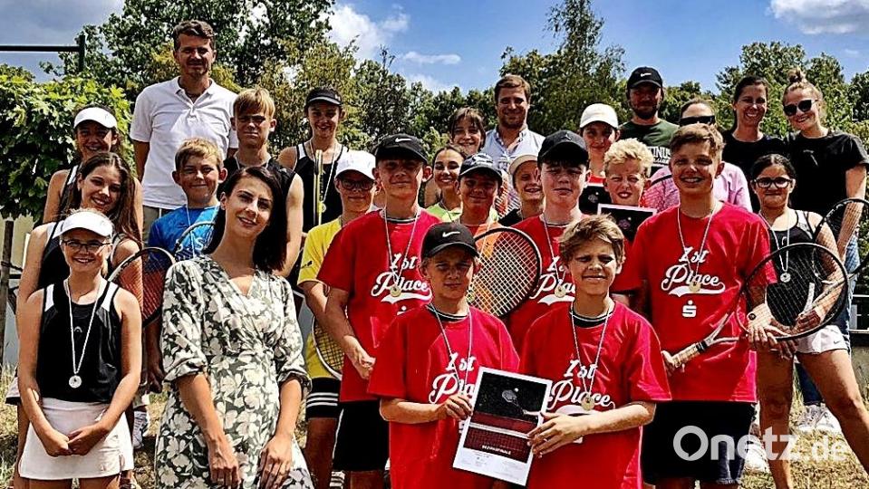 Die Freude ist groß über den Sieg des Augustinus-Gymnasiums beim Tennis-Bezirksfinale. Bild: R. Kreuzer
