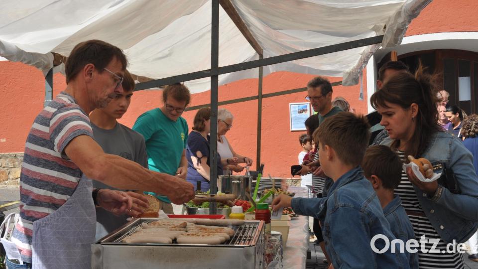 Nach dem Gottesdienst begann der Ansturm auf die verschiedenen Essensstände. Bild: dob