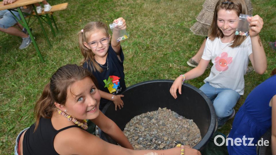 Die ersten Schätze werden stolz präsentiert. Bild: dob