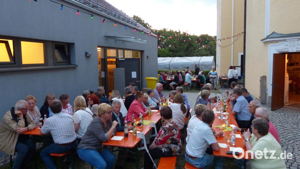Viele Serenadenbesucher nutzen den lauen Sommerabend im Anschluß Bild: hme