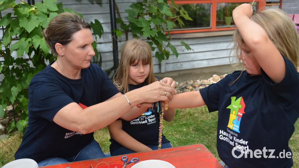 Carola Hilburger fädelte mit den Kindern bunte Arm- oder Halskettchen an. Bild: dob
