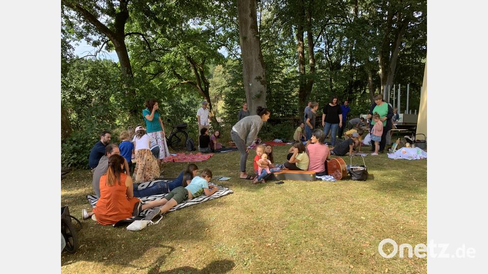 Vor der Kirche fand mit Gemeindereferentin Claudia Stöckl der Kleinkindergottesdienst statt. Bild: adj