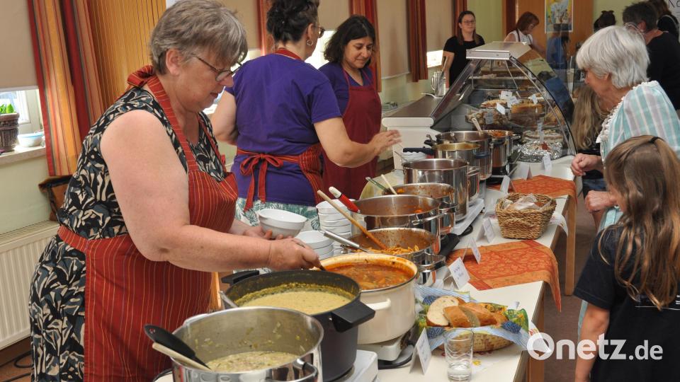 Die Frauen des Evangelischen Frauenbunds versorgten die hungrige Schar mit köstlichen Eintöpfen und Suppen in den unterschiedlichsten Variationen. Bild: dob