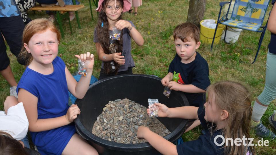 Im Pfarrgarten war am frühen Nachmittag Goldgräberstimmung ausgebrochen. Bild: dob