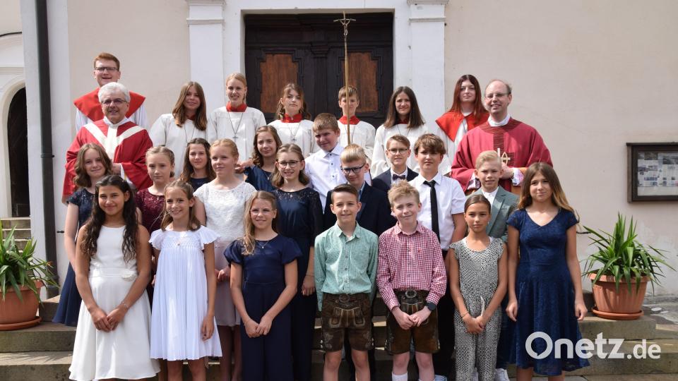 19 Firmlinge stammen aus der Pfarreiengemeinschaft Hohenburg-Adertshausen-Allersburg, hier mit Domkapitular Josef Kreiml (links) und Pfarrer Hans-Jürgen Zeitler (rechts). Bild: bö