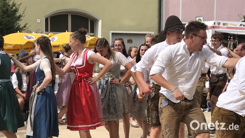 Gekonnt zeigen die 18 Hahnbacher Kirwapaare ihre Tänze. Bild: mma