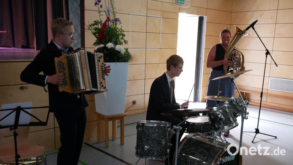 Thomas Haas, Cailan Voyle und Katrin Weiß sorgten mit ihrer Polka für einen schwungvollen Abschluss der Entlassfeier. Bild: hmr