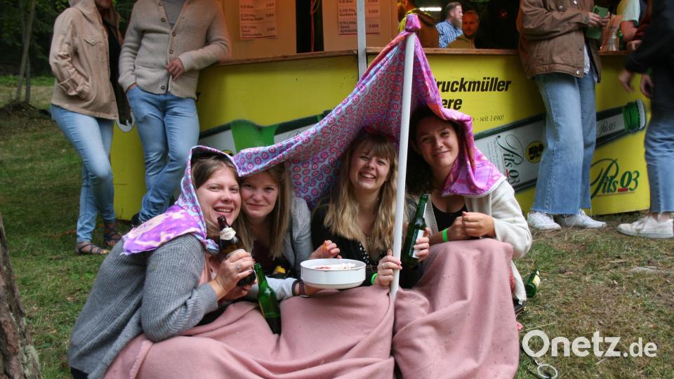 Selbst ein kurzer Regenschauer konnte die Freude beim Open-Air-Konzert an der Freilichtbühne auf dem Buchberg nicht trüben. Bild: wfw