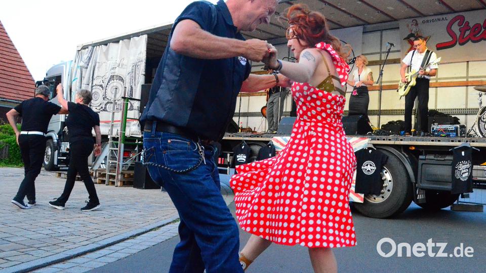 Rockabilly und Rockabella beim Vespa-Festival in Schwarzenbach. Bild: Kunz