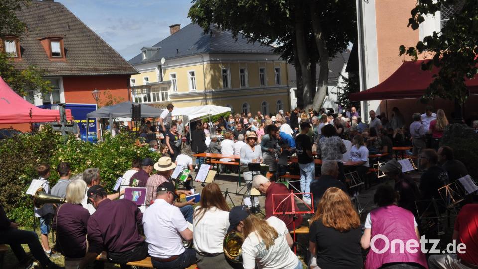 Viele Gottesdienstbesucher kamen auf dem Vorplatz der Kirche zusammen. Bild: dob