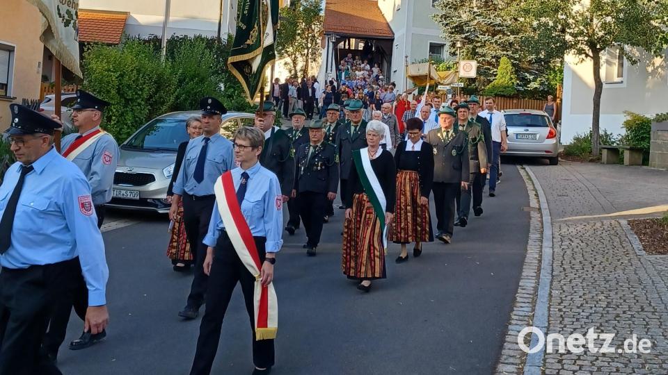 Ein Kirchenzug gehörte zu den Feierlichkeiten anlässlich des Patroziniums in Kastl. Bild: Birgit Übelmesser/exb