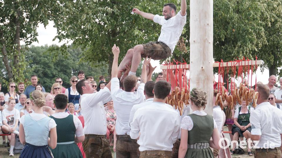 Die Kirwaburschen ließen ihren neuen Chef hochleben Bild: nib