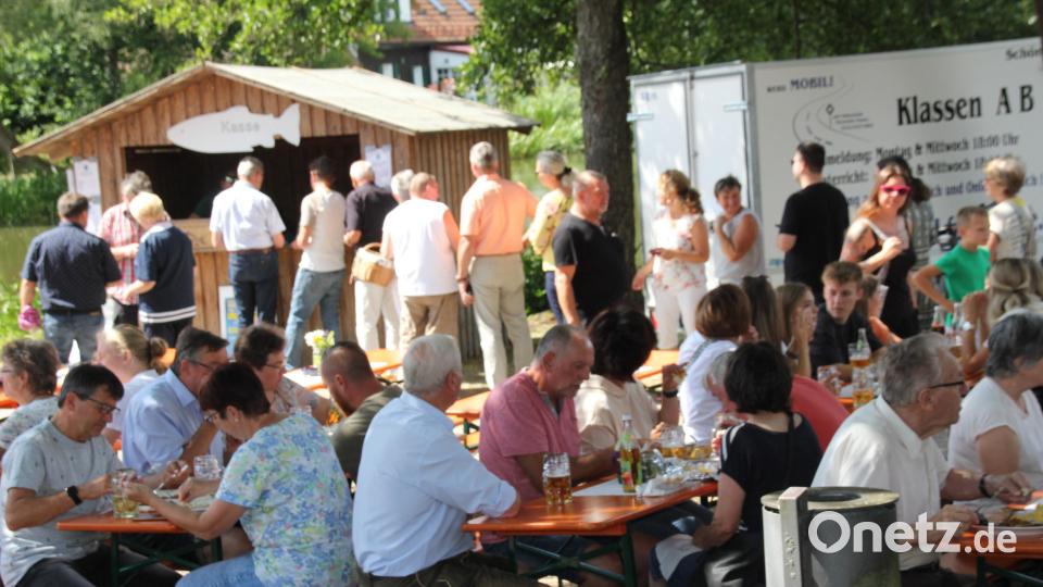 Ein wenig Geduld muss in der Mittagszeit schon mitgebracht werden, die aber dann mit schmackhaften Fischerichten belohnt wird. Bild: frd