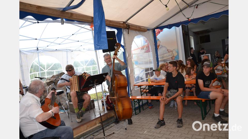Im Festzelt spielten die Musikanten abwechselnd bestens auf. Bild: gi