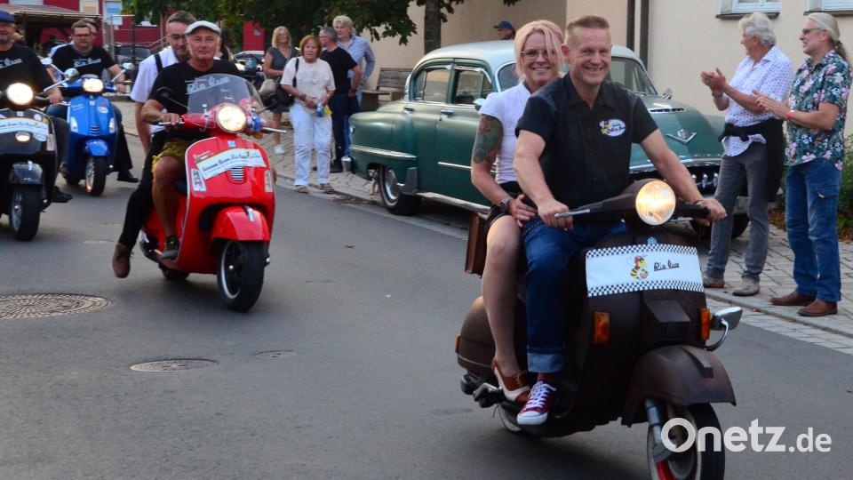 Die &quot;Boogie -Tones&quot; werden zur Bühne gefahren. Bild: Kunz
