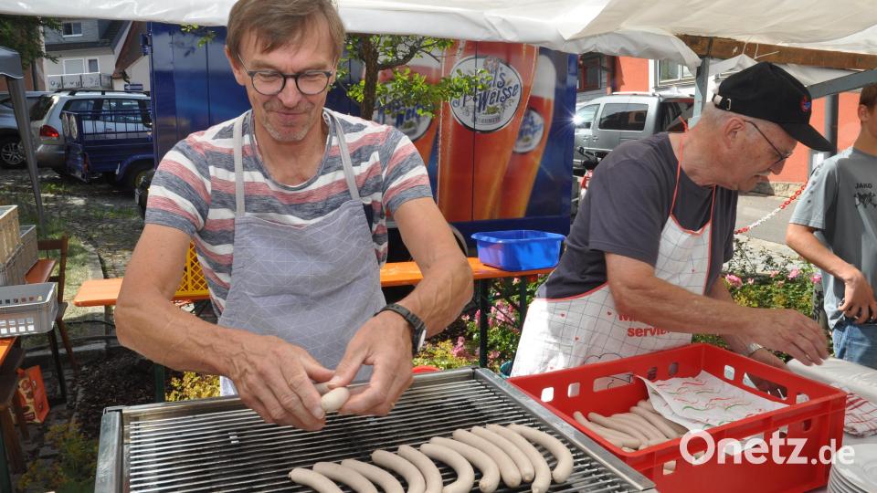 Am Vormittag standen Jakob Stahl und Hermann Bibel am Bratwurststand ihren Mann. Bild: dob