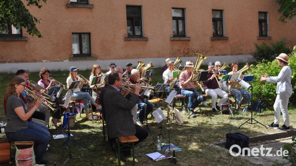 Die Posaunenbläser aus Floß und Vohenstrauß schickten unter Leitung von Angela Rucker musikalische Grüße in den Himmel. Bild: dob