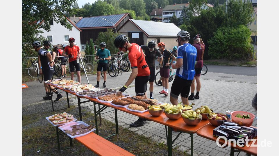 All inclusive - All you can eat - ein gedecktes Bufett für die Radler an den Verpflegungsstellen. Bild: fz