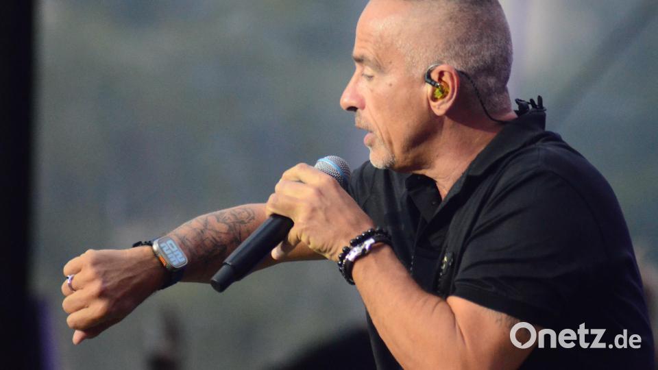 Eros Ramazzotti schaut auf die Uhr. 20.32 Uhr. Ich fang dann mal an. Bild: Kunz