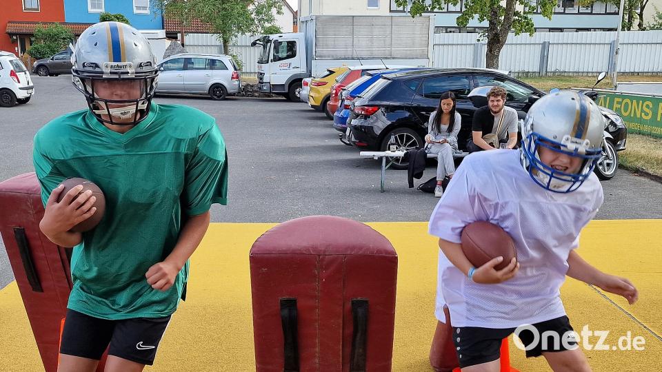 Sich einmal in voller Montur wie ein Football-Spieler fühlen – das war möglich beim Sportplatzfest des VfB Weiden. Bild: R. Kreuzer
