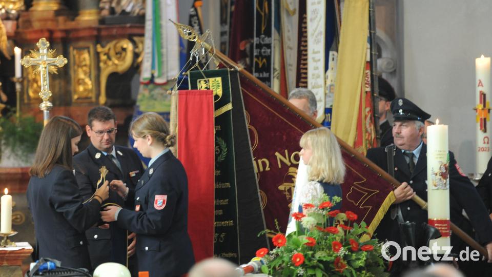 Das neue Fahnenband wird angebracht. Bild: Andreas Brückmann