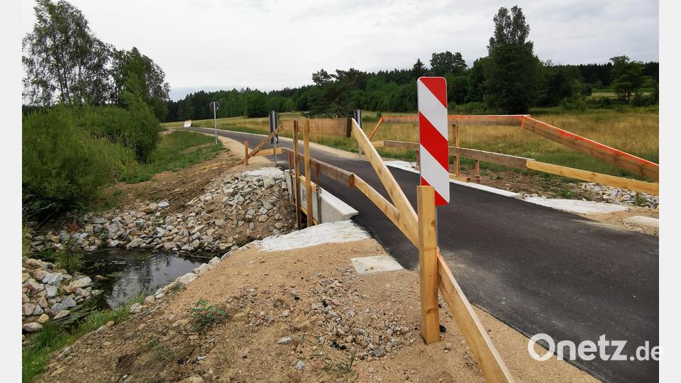 Provisorium: Das Brückengeländer am Weißenbach fehlt noch. Bild: Portner