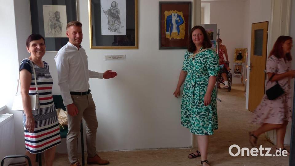 „Wir sind stolz, solch großartige Künstlerinnen an unserer Schule zu haben, welche zudem einen weiteren wertvollen Beitrag für die so wichtige Völkerverständigung im Grenzgebiet beigetragen haben“, lobte Konrektor Christian Schreiner (Mitte) bei der Ausstellungseröffnung, im Bild mit der tschechischen Verbindungslehrerin Mirka Sebestova (links) und Ivana Danisch vom CeBB Schönsee. Bild: Christian Schreiner/exb