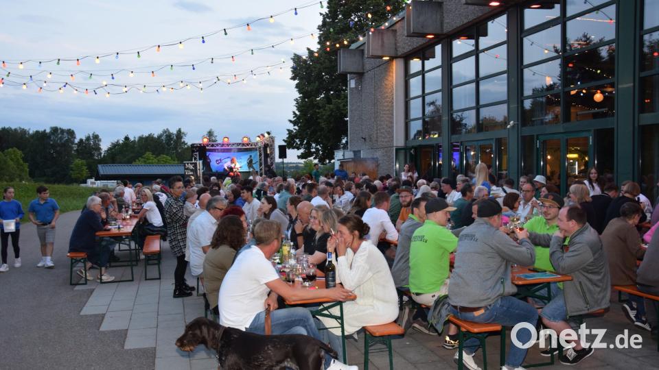 Viele Gäste hatten sich zum diesjährigen Weinfest auf der Terrasse der Stadthalle eingefunden. Bild: fla