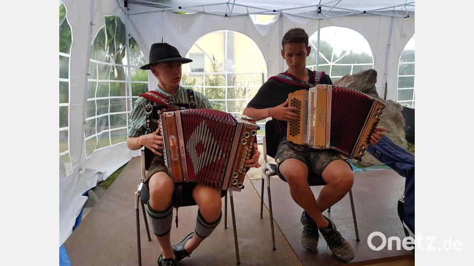 Im Festzelt spielten die Musikanten abwechselnd bestens auf. Bild: gi
