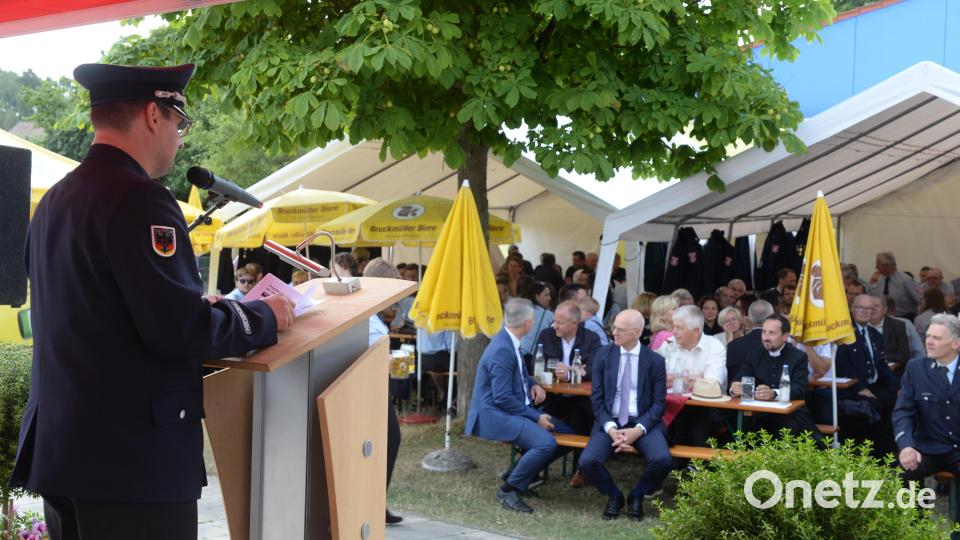 Schnaittenbachs Kommandant Michael Werner spricht vor den Gästen. Bild: Andreas Brückmann