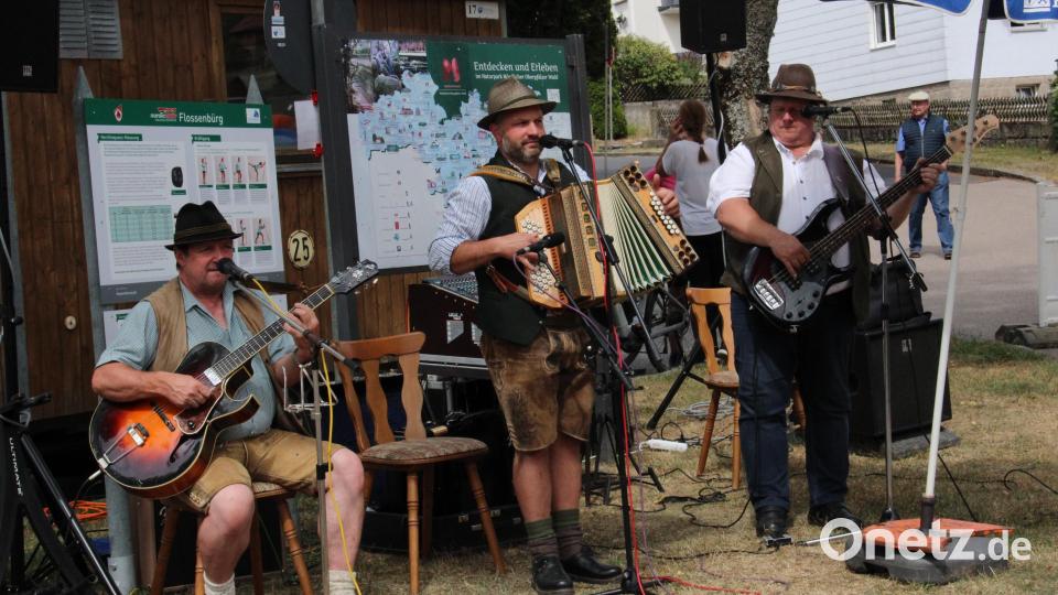 An der Talstation unterhielten die "Höidlbrummer" die Festgäste. Bild: prh