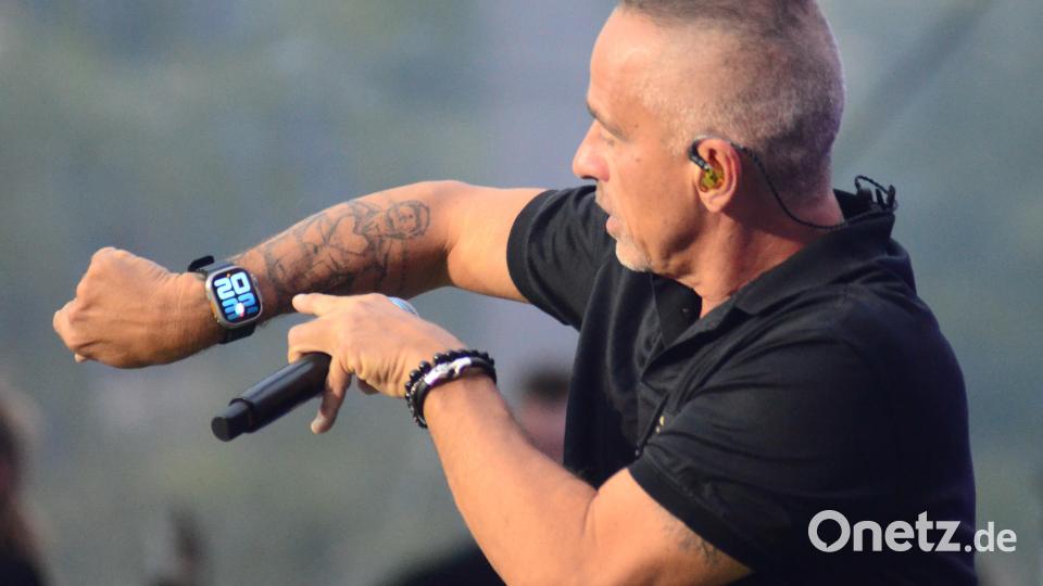 Eros Ramazzotti schaut auf die Uhr. 20.32 Uhr. Ich fang dann mal an. Bild: Kunz