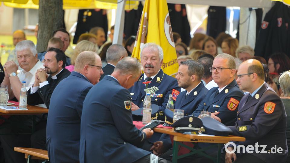 Die Führung der Landkreisfeuerwehr zusammen mit dem ehemaligen Chef Fredi Weiß. Bild: Andreas Brückmann