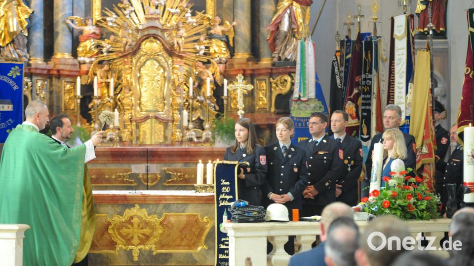 Segnung des neuen Fahnenbandes, gestiftet durch die Feuerwehr Holzhammer. Bild: Andreas Brückmann
