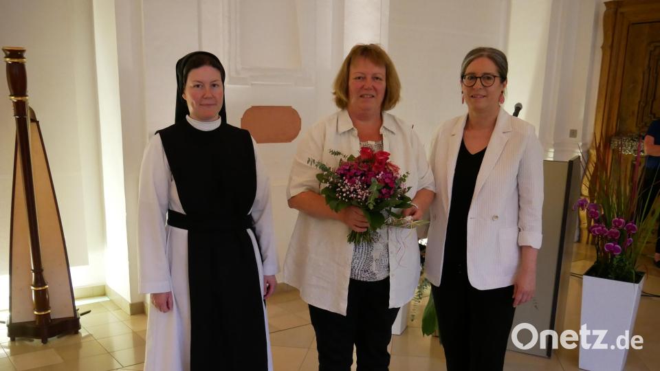 Aus dem Schuldienst verabschiedet wurde Studienrätin Gabriele Fuß (Mitte) durch die Schulleiterin Kerstin Reiter (rechts) und deren Stellvertreterin Sr. Raphaela Kratzer (links). Bild: hmr