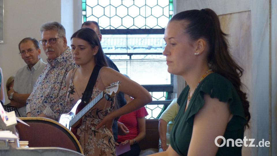 Isabell Schmidt, eine Künstlerin an der Kirchenorgel, links daneben ihre Schwester an der E-Gitarre Bild: hme