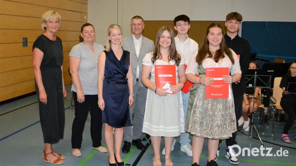 Rektorin Claudia Piehler, Elternbeiratsvorsitzende Nicole Bauer, Klasssenleiterin Kerstin Gallersdörfer und Bürgermeister Dietmar Schaller (von links) beglückwünschen die Quali-Besten (von links): Franziska Hantschel (1,8), Elena Beutner (1,6), Julian Gleißner (1,5) und Philipp Loew (1,8). Bild: kki