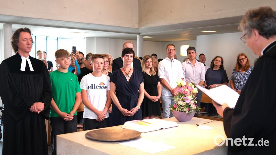 Dekan Karlhermann Schötz (rechts) verabschiedete Pfarrer Arne Langbein (links) mit Ehefrau Christine und den Kindern Johannes und Lukas bei einem Gottesdienst in der Erlöserkirche in Schwandorf. Bild: Hirsch