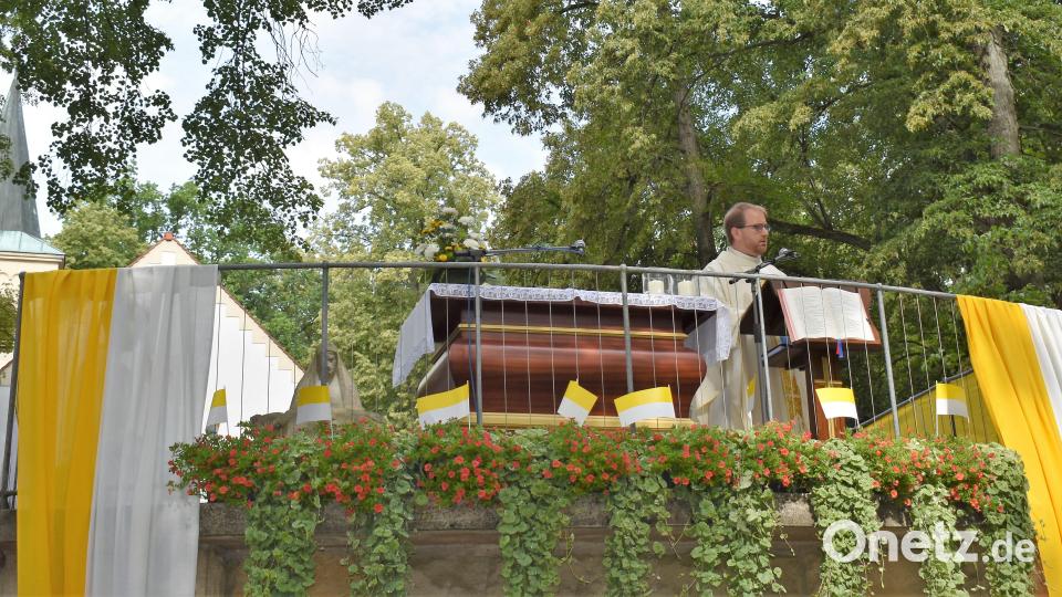 Festprediger Pfarrer Daniel Fenk vor der &quot;Maria-Hilf-Kirche&quot; am Annaberg. Bild: rgr