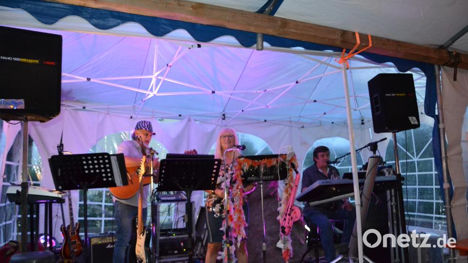 Den Auftakt zum zweitägigen Sommerfest der Feuerwehr Saubersrieth-Niederland machte am Samstag die Partyband „Schampus“. Bild: gi