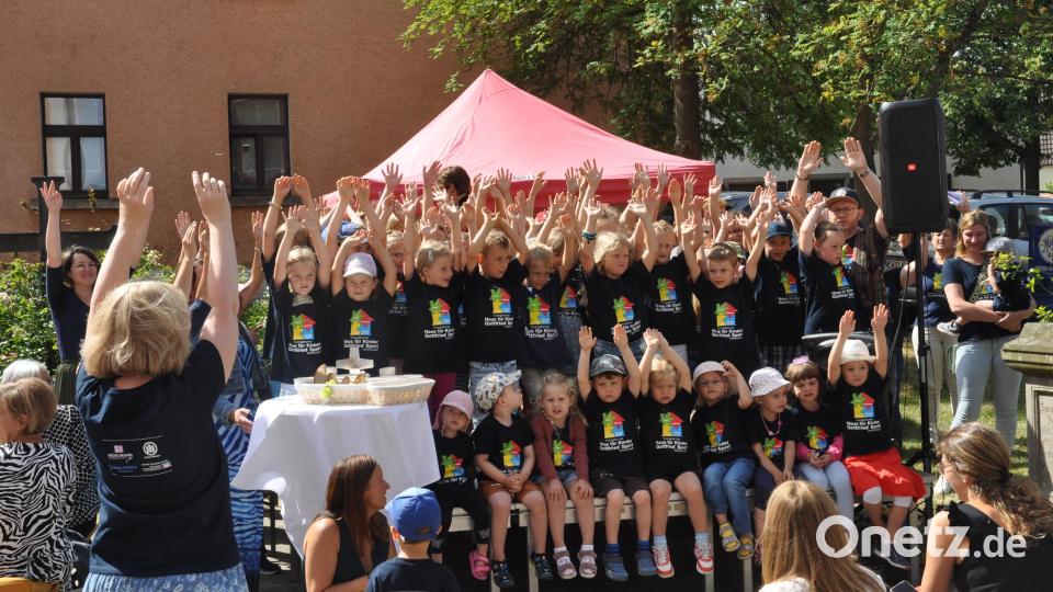 Die Mädchen und Buben aus dem Evangelischen Haus für Kinder Gottfried Sperl gaben ein buntes Bild beim Freiluftgottesdienst auf dem Kirchplatz ab. Bild: dob