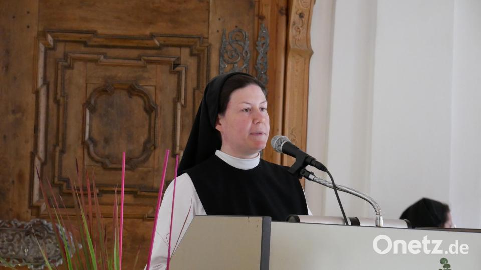 Konrektorin Sr. M. Raphaela Kratzer bei ihrer Ansprache in Vertretung von Äbtissin Laetitia Fech. Bild: hmr