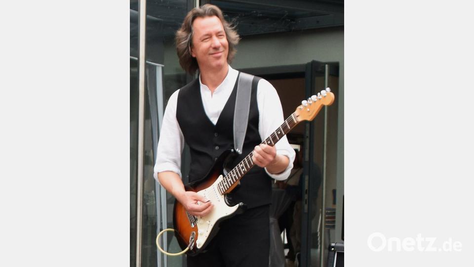 Pfarrer Arne Langbein rockte zum Abschied noch einmal auf dem Vorplatz der Erlöserkirche. Bild: Möller/exb