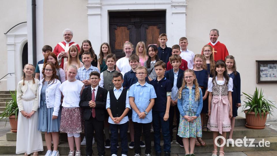 27 jungen Christen aus der Pfarrei St. Ägidius Schmidmühlen spendet Domkapitular Josef Kreiml (links) das Sakrament der Firmung. Mit dabei Pfarrer Werner Sulzer (rechts) aus Schmidmühlen. Bild: bö
