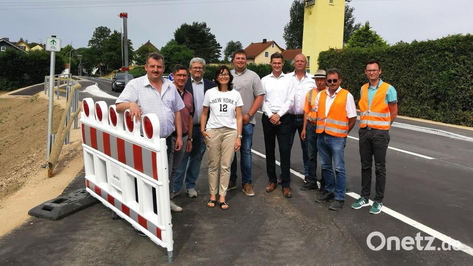 Bei der Freigabe der neugebauten Radwegtrasse bei Dietersdorf sind die Bürgermeister von Schönsee und Stadlern (von links) mit Geschäftsstellenleiter und der Grundstücksbesitzerin, Vertreter der Firma Seebauer Tiefbau GmbH (rechts) sowie Bauoberrat Björn Letz (ab Fünfter von rechts) vom Staatlichen Bauamt und Matthias Schiffl vom Amt für Ländliche Entwicklung anwesend. Bild: Portner
